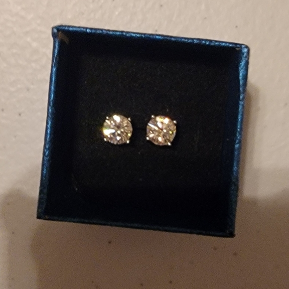 Moissanite Silver Stud Earrings. - Picture 2 of 7